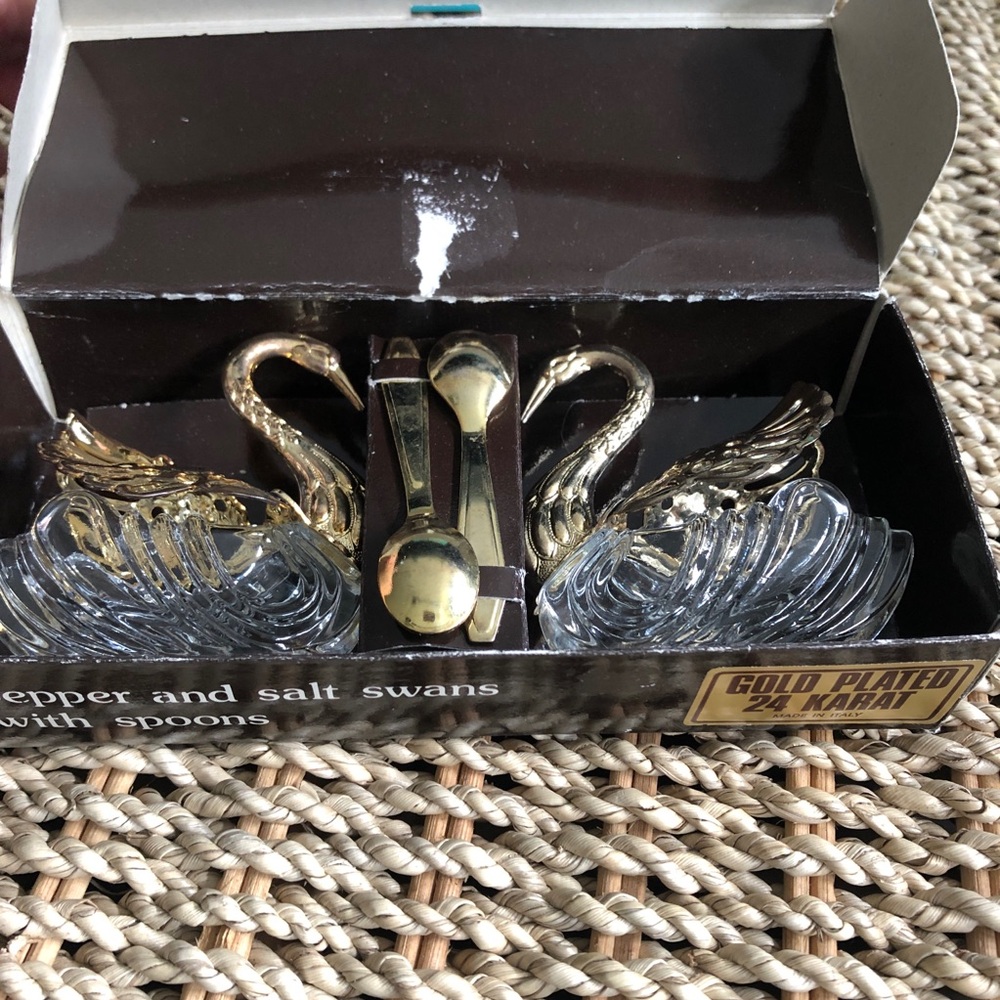 Vintage set of gold plated 24 karat salt and pepper swans with spoons - Picture 7 of 8